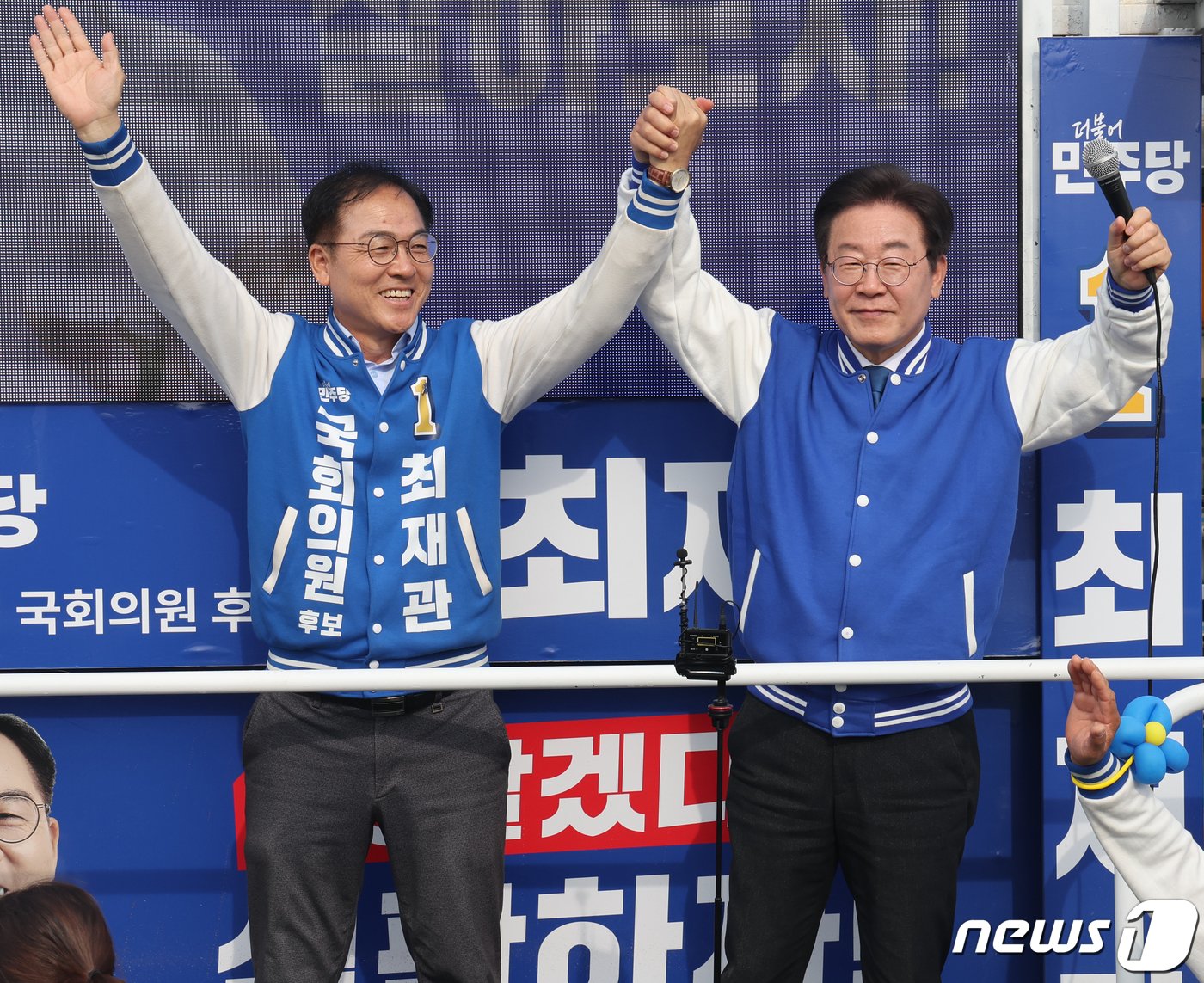 본문 이미지 - 이재명 더불어민주당 대표가 6일 경기 양평군 양평실내탁구장 인근에서 최재관 경기여주양평 후보 지지 유세를 하고 있다. 2024.4.6/뉴스1 ⓒ News1 송원영 기자