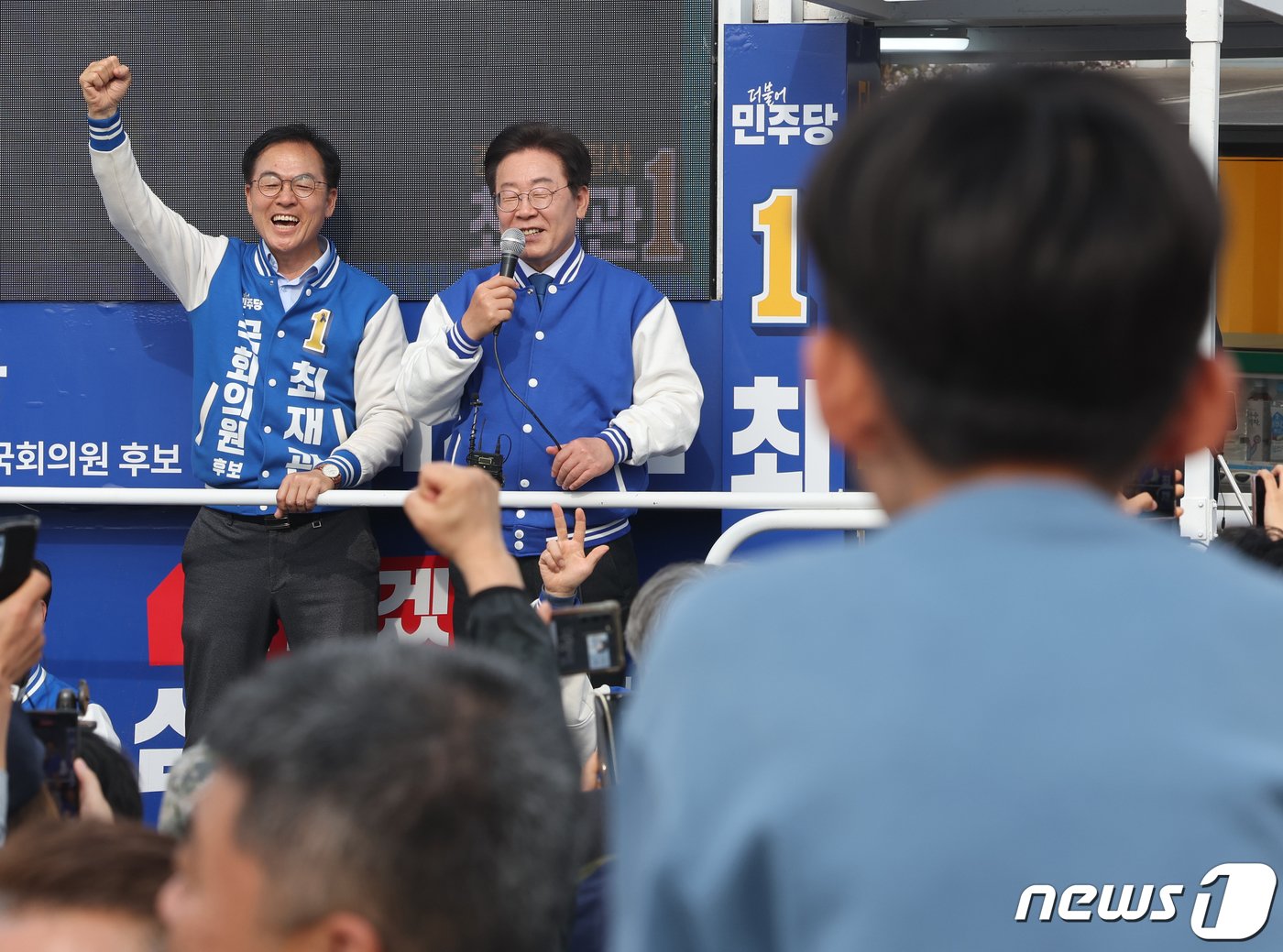 본문 이미지 - 이재명 더불어민주당 대표가 6일 경기 양평군 양평실내탁구장 인근에서 최재관 경기여주양평 후보 지지 유세를 하고 있다. 2024.4.6/뉴스1 ⓒ News1 송원영 기자