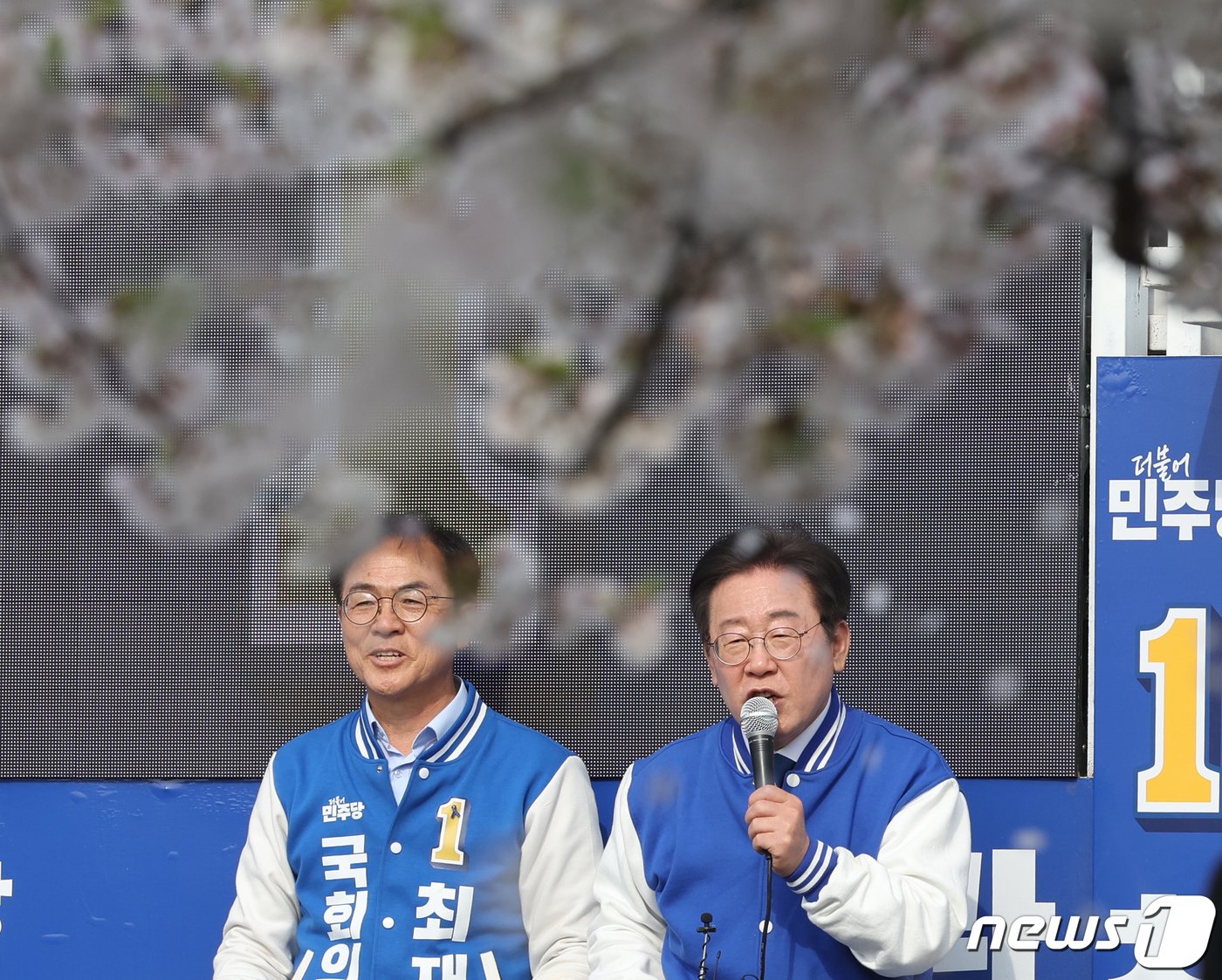 본문 이미지 - 이재명 더불어민주당 대표가 6일 경기 양평군 양평실내탁구장 인근에서 최재관 경기여주양평 후보 지지 유세를 하고 있다. 2024.4.6/뉴스1 ⓒ News1 송원영 기자