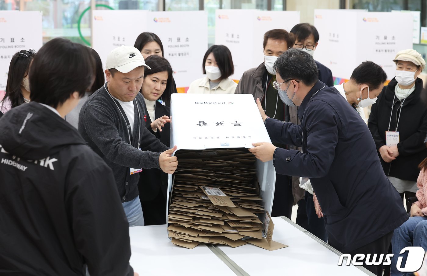 제22대 국회의원 총선거 사전투표가 끝난 6일 오후 서울 서초구 내곡열린문화센터에 마련된 사전투표소에서 관계자들이 관외 투표용지가 들어있는 투표함을 개봉하고 있다. 이날 사전투표율은 최종 31.28%로 역대 최고를 기록했다. 2024.4.6/뉴스1 ⓒ News1 김민지 기자