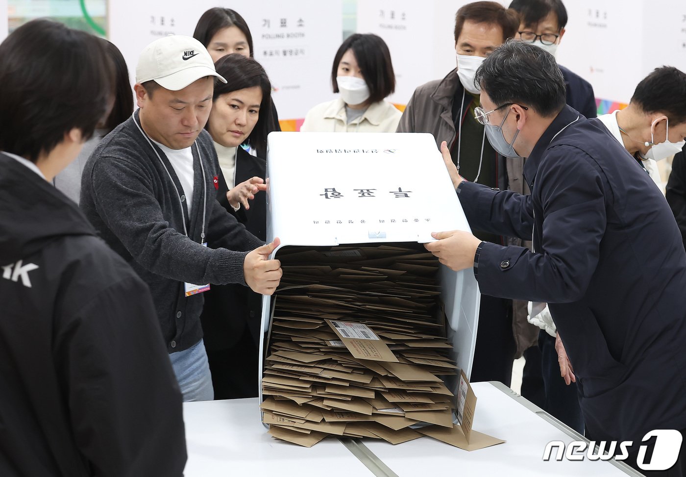 본문 이미지 - 제22대 국회의원 총선거 사전투표가 끝난 6일 오후 서울 서초구 내곡열린문화센터에 마련된 사전투표소에서 관계자들이 관외 투표용지가 들어있는 투표함을 개봉하고 있다. 이날 사전투표율은 최종 31.28%로 역대 최고를 기록했다. 2024.4.6/뉴스1 ⓒ News1 김민지 기자