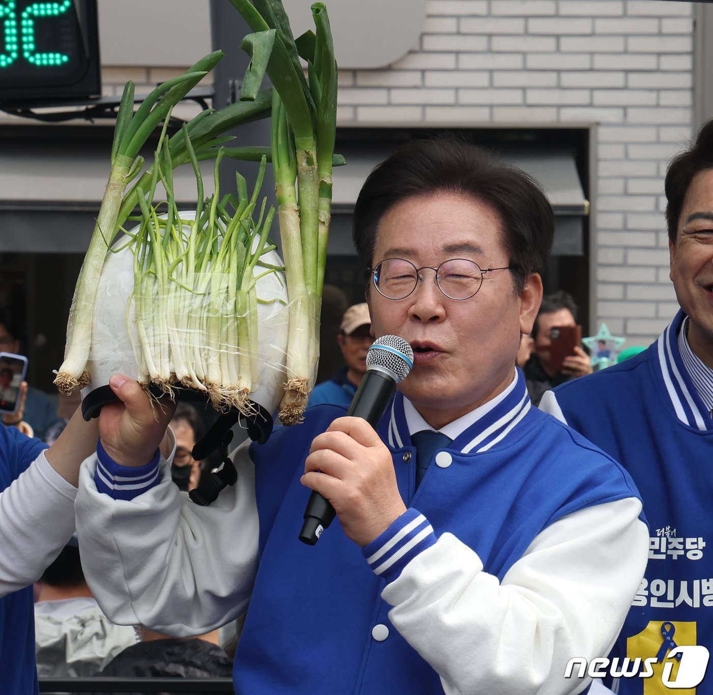 이재명 더불어민주당 대표가 6일 경기 용인 수지구 펑덕천사거리 일대에서 열린 부승찬 용인시병 후보 지지유세에서 대파 헬멧을 들고 있다. 2024.4.6/뉴스1 ⓒ News1 송원영 기자