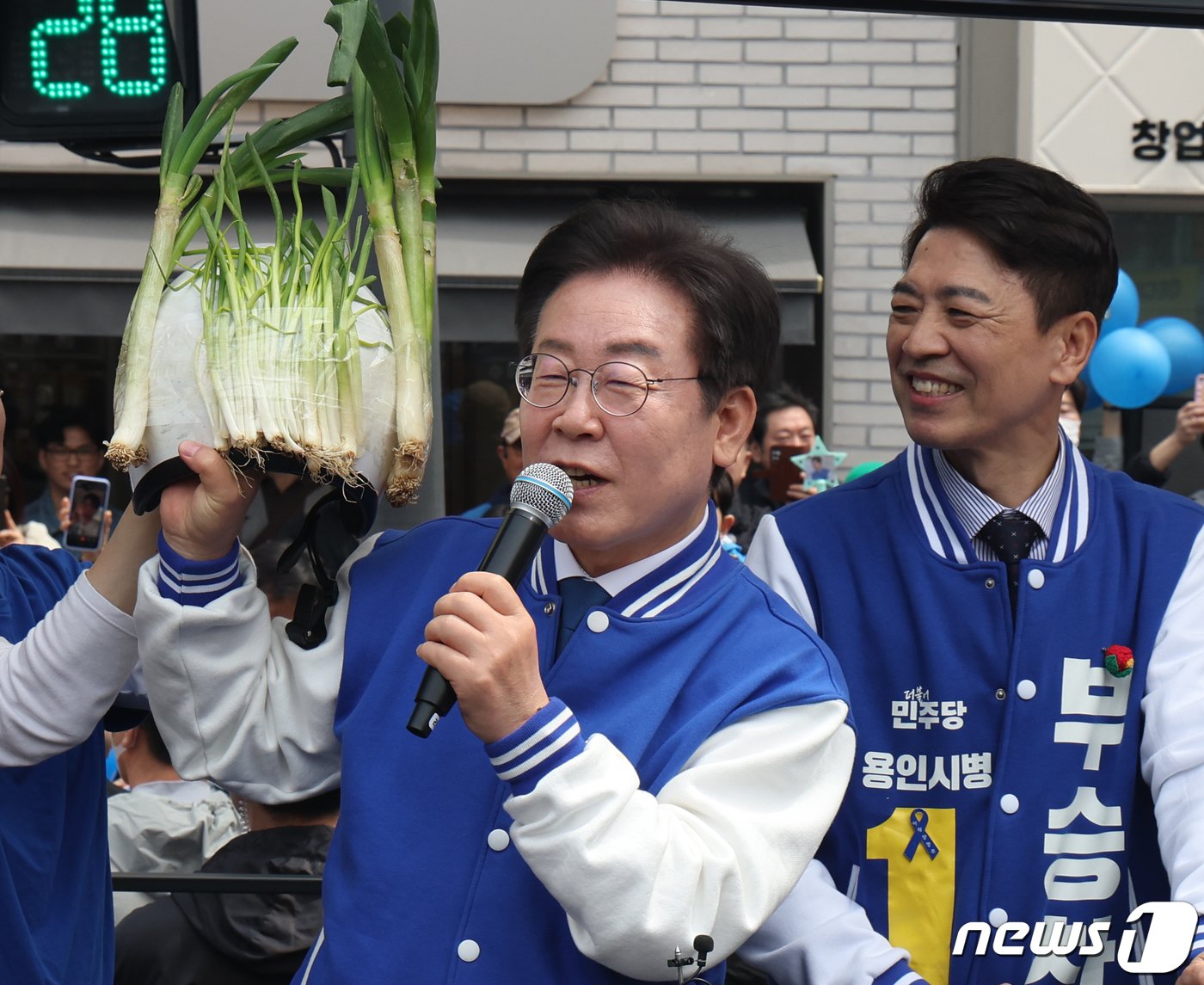 본문 이미지 - 이재명 더불어민주당 대표가 6일 경기 용인 수지구 펑덕천사거리 일대에서 열린 부승찬 용인시병 후보 지지유세에서 대파 헬멧을 들고 있다. 2024.4.6/뉴스1 ⓒ News1 송원영 기자
