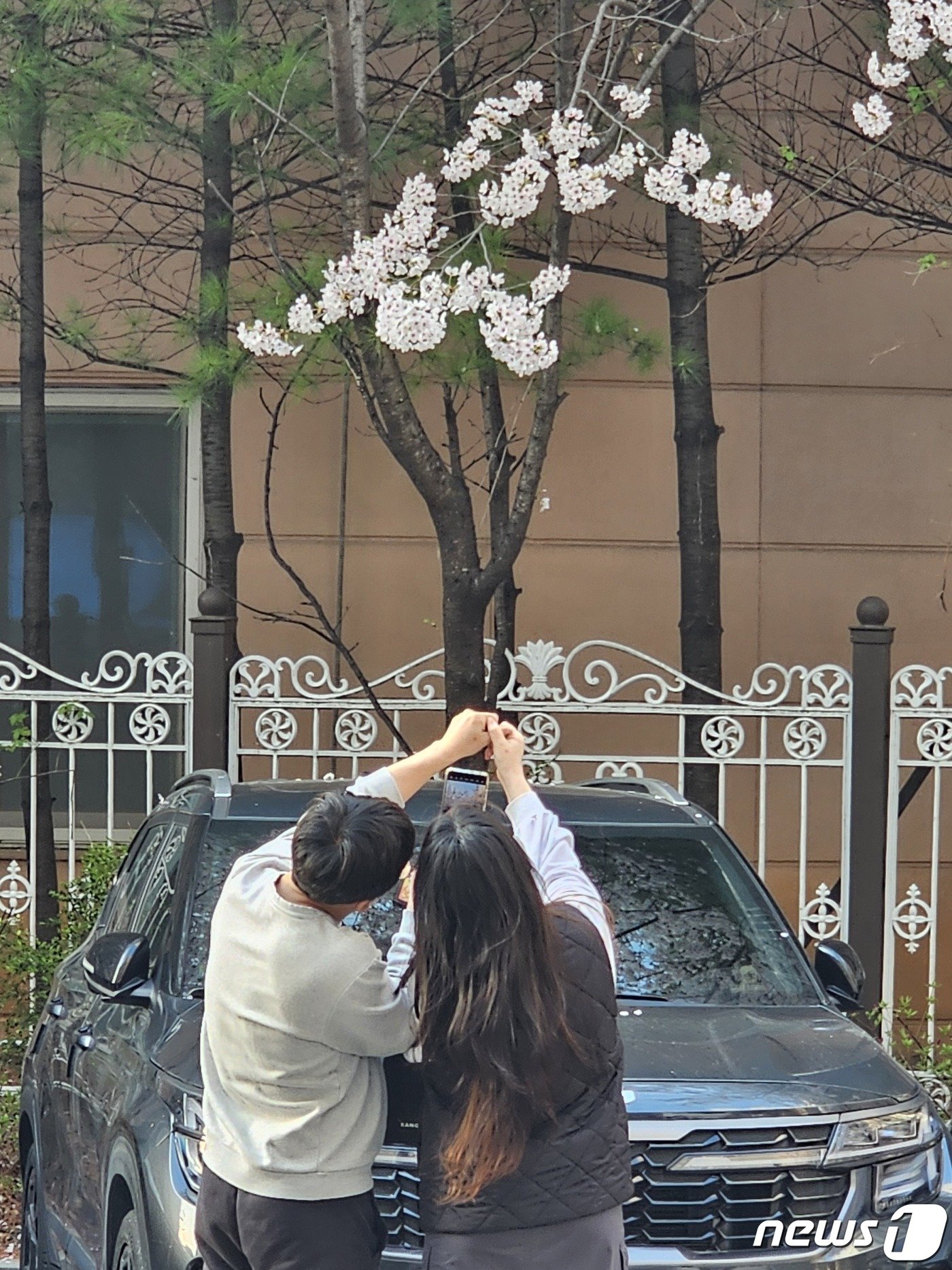 본문 이미지 -  제22대 국회의원선거(4·10 총선) 사전투표가 마무리되는 6일 오후 경기 수원시 영통구 망포1동 행정복지센터 앞에도 투표를 마친 유권자들이 인증샷을 찍고 있다. 2024.4.6/뉴스1 ⓒ News1 김기현 기자