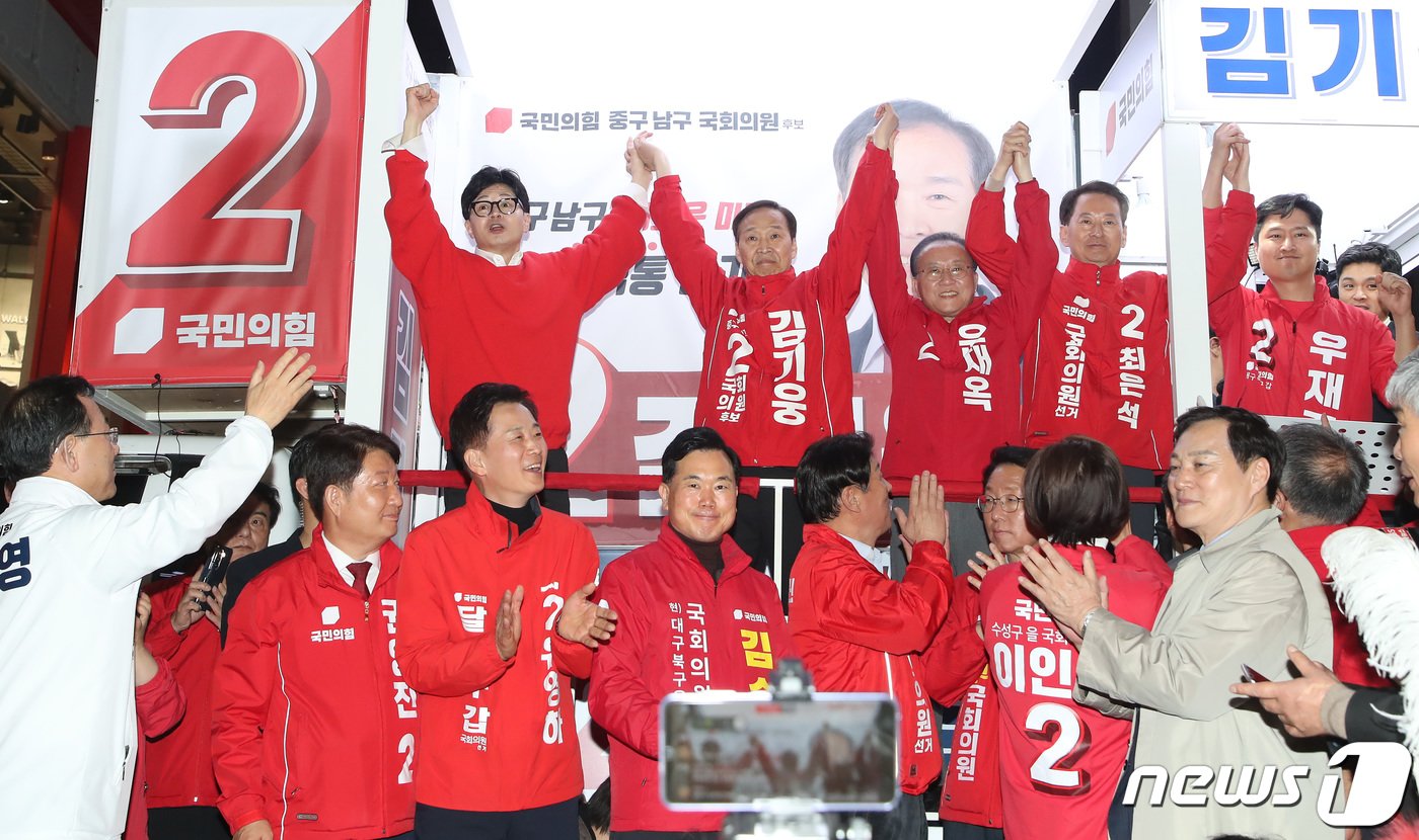 본문 이미지 - 한동훈 국민의힘 비상대책위원장이 6일 오후 대구 중구 동성로 찾아 지원유세를 펼치고 있다. 2024.4.6/뉴스1 ⓒ News1 공정식 기자
