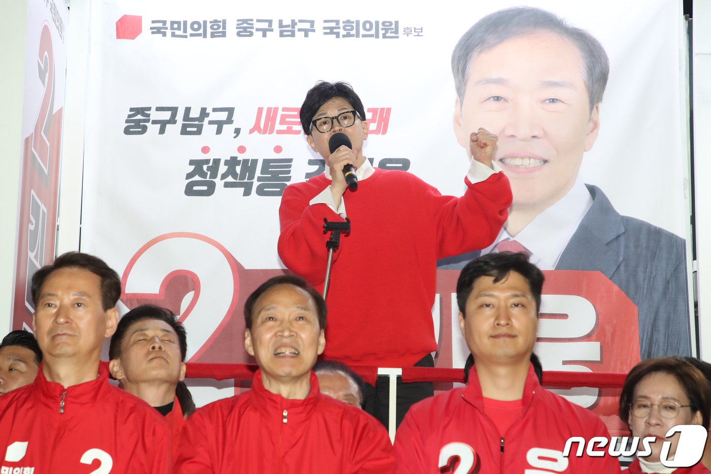 본문 이미지 - 한동훈 국민의힘 비상대책위원장이 6일 오후 대구 중구 동성로 찾아 지원유세를 펼치고 있다. 2024.4.6/뉴스1 ⓒ News1 공정식 기자