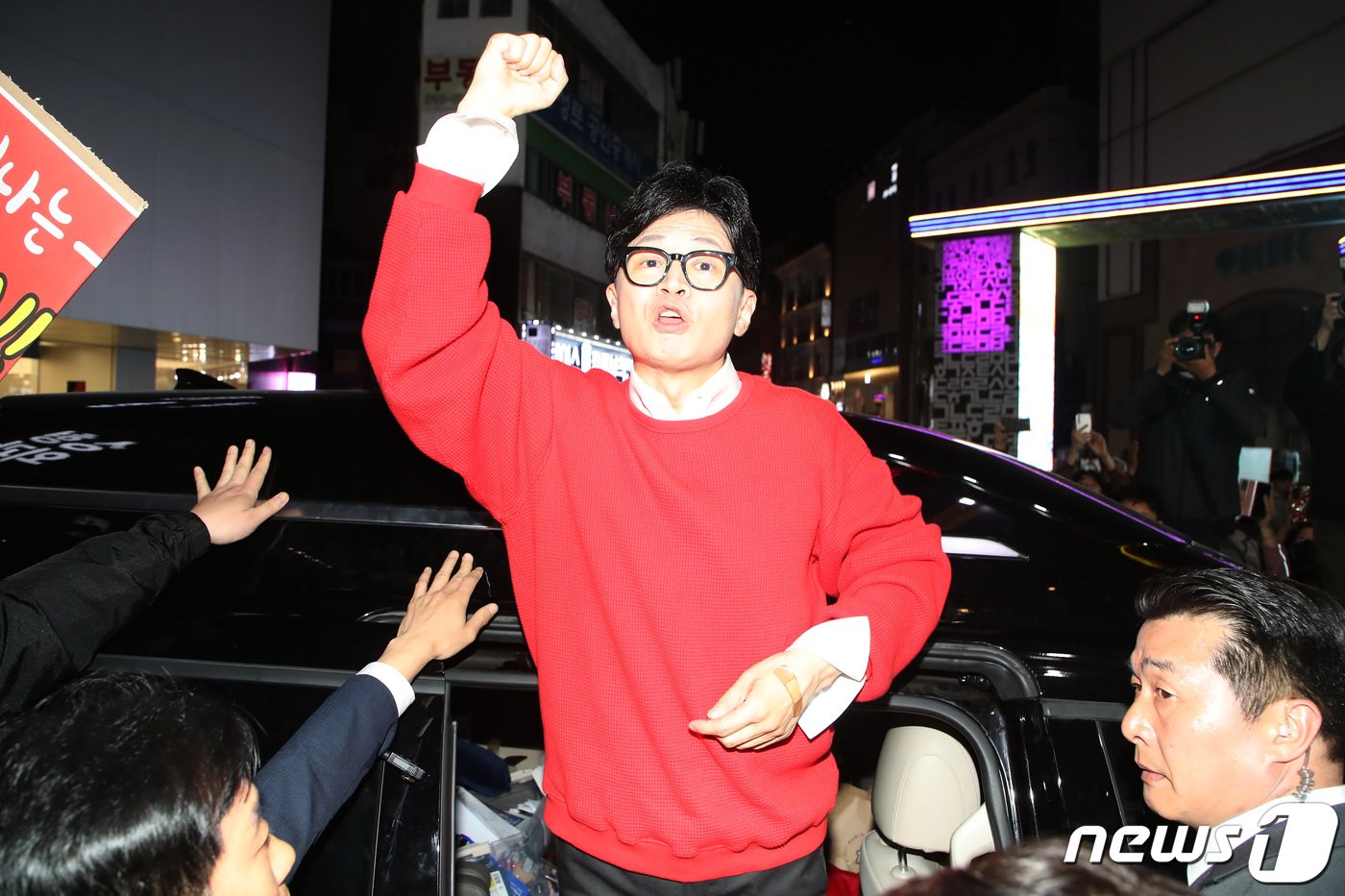 본문 이미지 - 한동훈 국민의힘 비상대책위원장이 6일 오후 대구 중구 동성로 찾아 지원유세를 펼친 뒤 차량에 올라 주먹을 쥐어 보이고 있다. 2024.4.6/뉴스1 ⓒ News1 공정식 기자