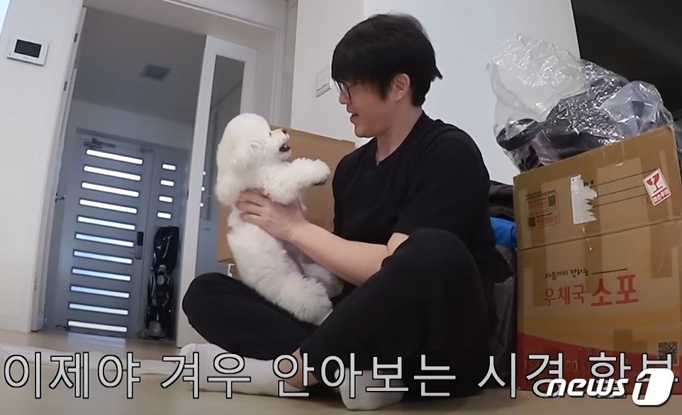 본문 이미지 - 성시경이 강아지의 겨드랑이 사이로 손을 넣고 안고 있다(성시경 유튜브 갈무리). ⓒ 뉴스1