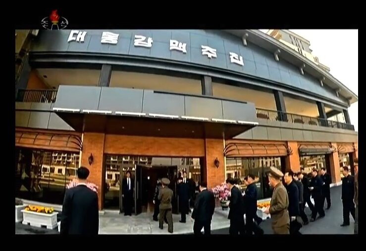 본문 이미지 - 지난 6일 북한 조선중앙TV에 보도된 김정은 노동당 총비서의 지난 5일 평양 화성지구 2단계 1만세대 살림집 건설 현장 시찰. 김 총비서가 내부 공사 중인 대동강 맥주집에 들어가고 있다.(조선중앙TV 갈무리)