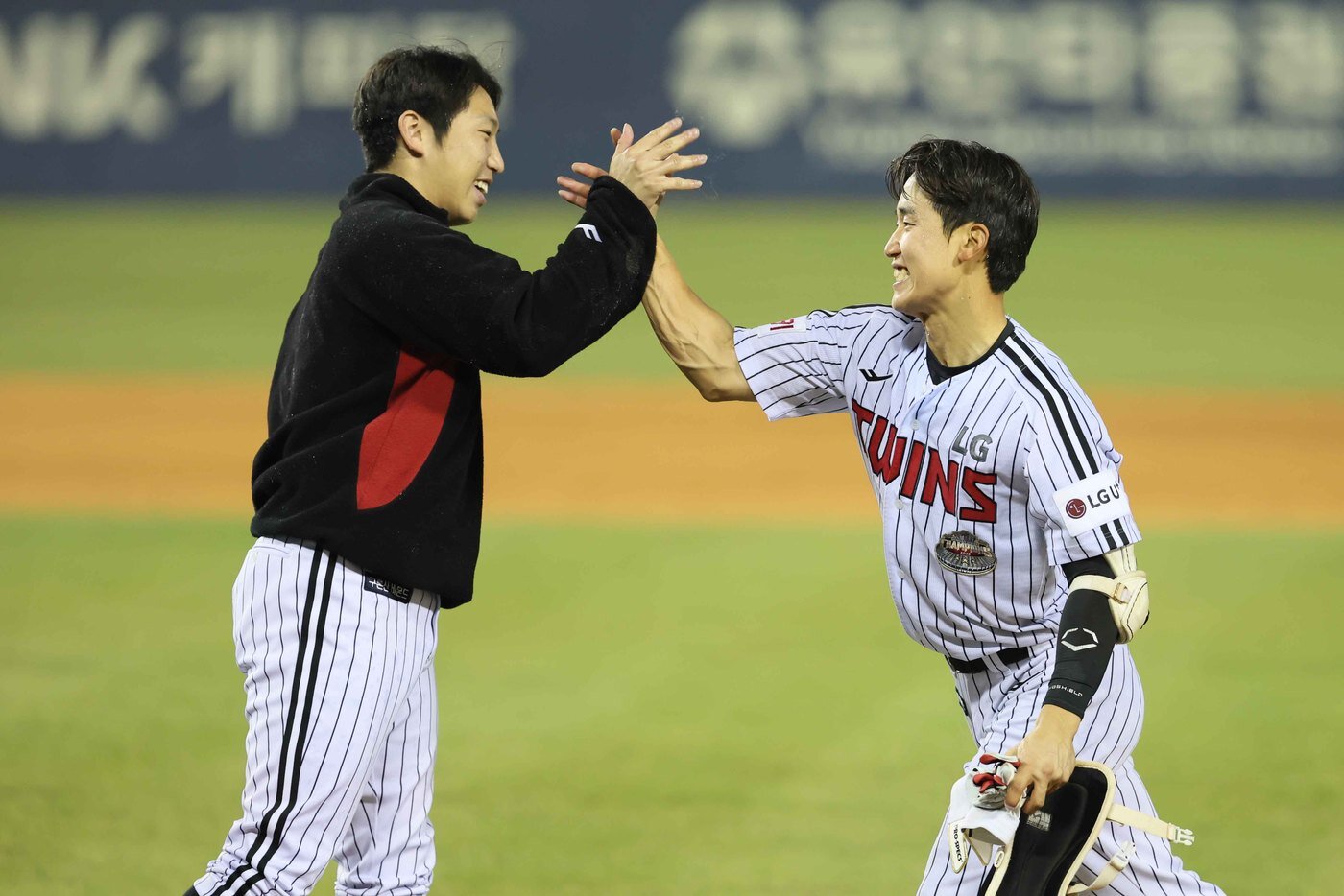 본문 이미지 - LG 트윈스 구본혁(오른쪽)이 6일 서울 잠실구장에서 열린 2024 신한은행 SOL뱅크 KT 위즈전에서 9회말 끝내기 만루 홈런을 터뜨린 후 동료의 축하를 받고 있다. (LG 트윈스 제공)