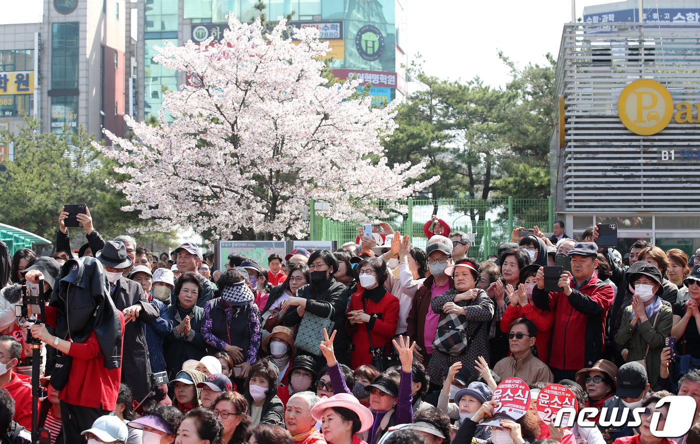 본문 이미지 - 7일 대전시 유성구 노은역 광장에서 열린 ‘국민의힘으로 대전살리기'에서 유권자들이 한동훈 총괄선대위원장의 유세를 지켜보고 있다. 2024.4.7/뉴스1 ⓒ News1 이승배 기자