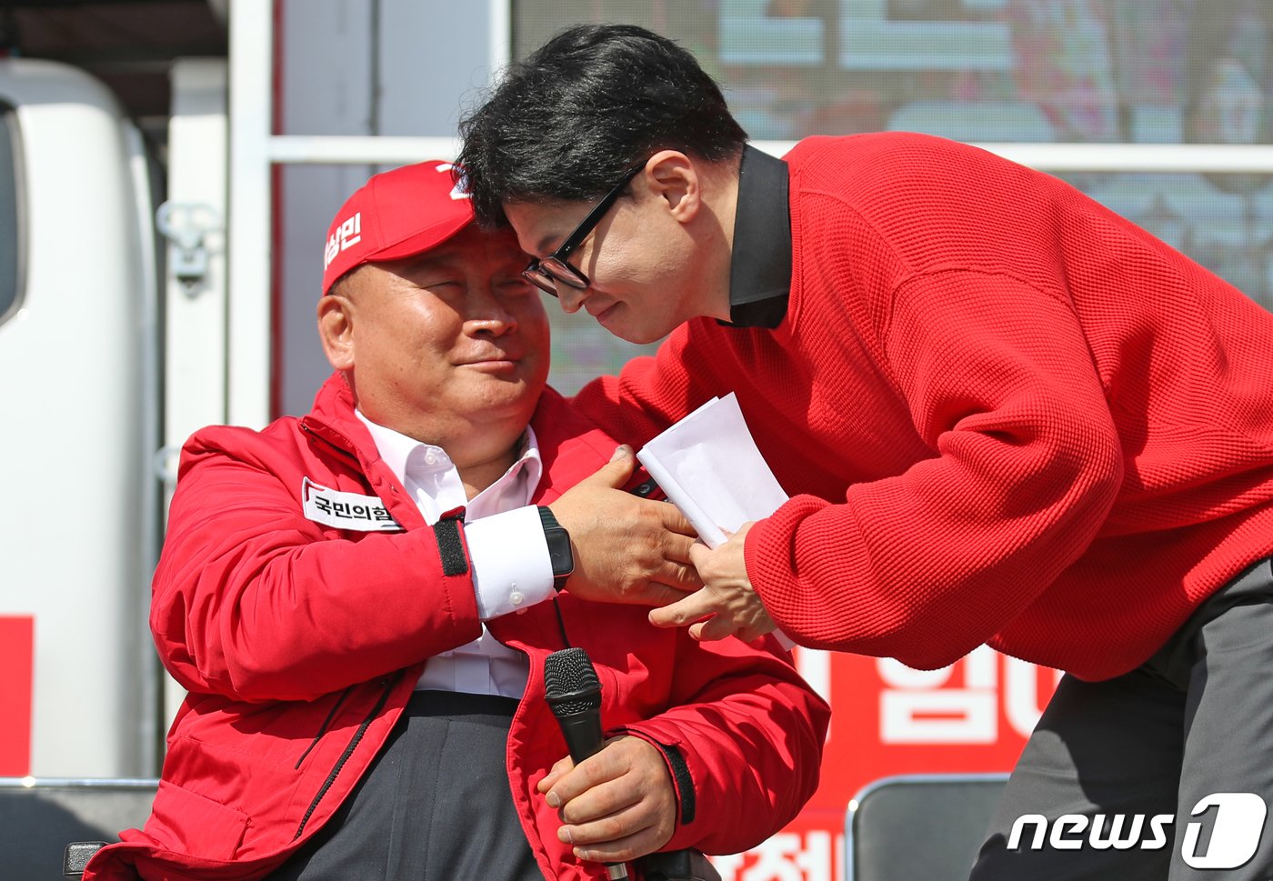 본문 이미지 - 한동훈 국민의힘 총괄선거대책위원장이 7일 대전시 유성구 노은역 광장에서 열린 ‘국민의힘으로 대전살리기' 지원유세에서 이상민(대전 유성구 을)후보와 손을 맞잡고 있다. 2024.4.7/뉴스1 ⓒ News1 이승배 기자