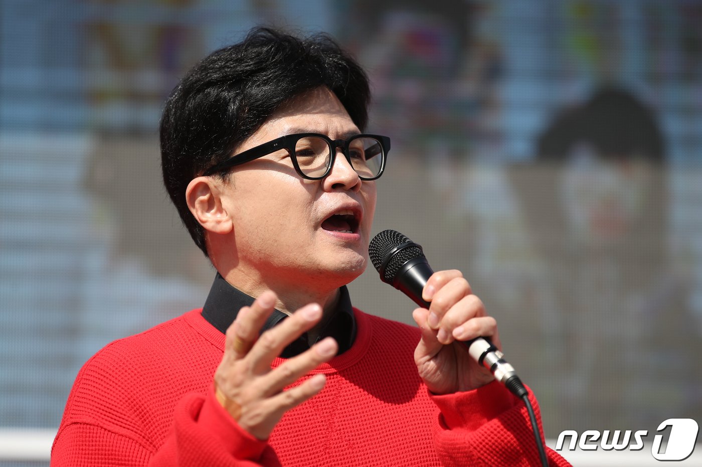 본문 이미지 - 한동훈 국민의힘 총괄선거대책위원장이 7일 대전시 유성구 노은역 광장에서 열린 ‘국민의힘으로 대전살리기' 지원유세에서 대전시 후보들의 지지를 호소하고 있다. 2024.4.7/뉴스1 ⓒ News1 이승배 기자