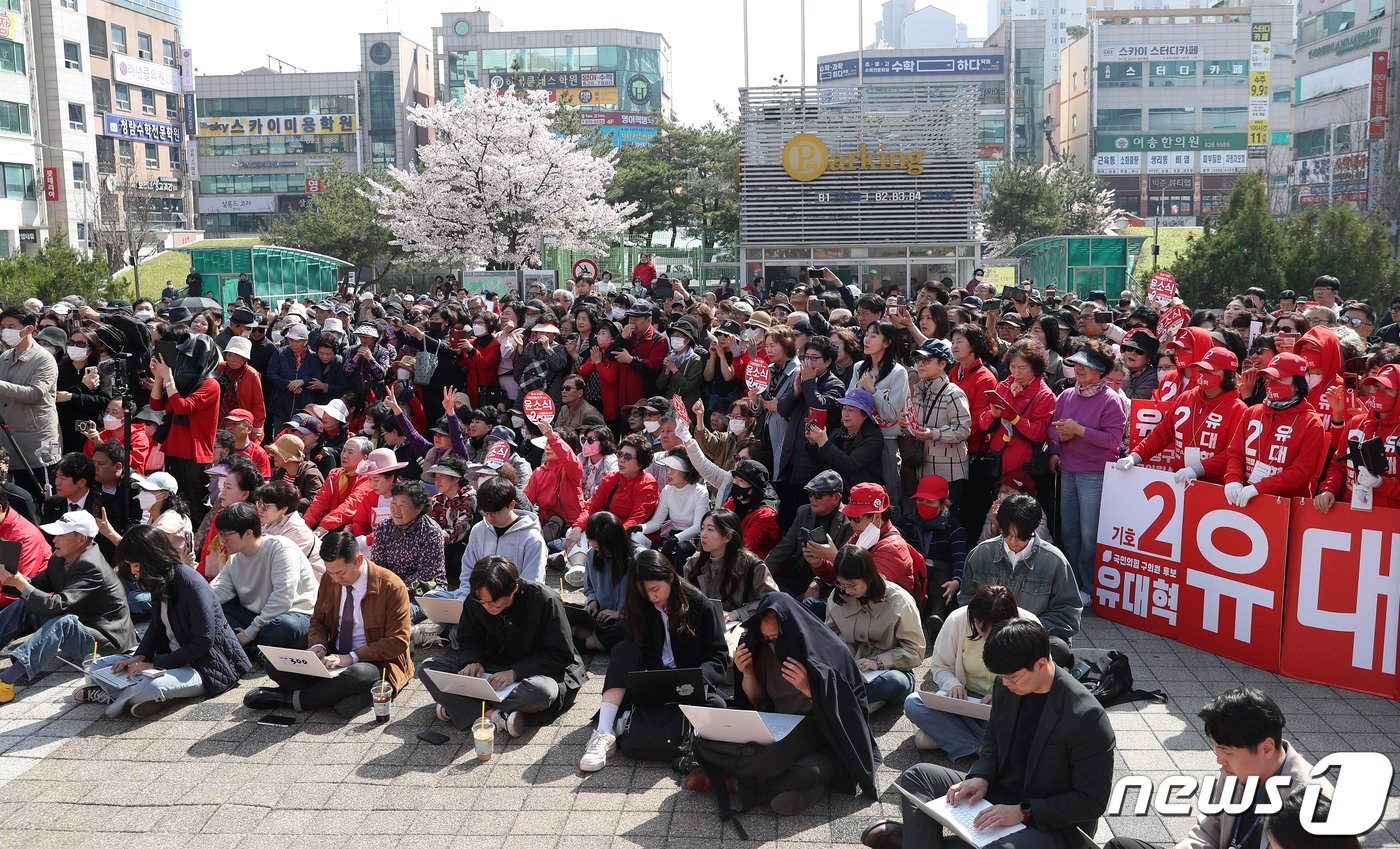 7일 대전시 유성구 노은역 광장에서 열린 ‘국민의힘으로 대전살리기&#39;에서 유권자들이 한동훈 총괄선대위원장의 유세를 지켜보고 있다. 2024.4.7/뉴스1 ⓒ News1 이승배 기자