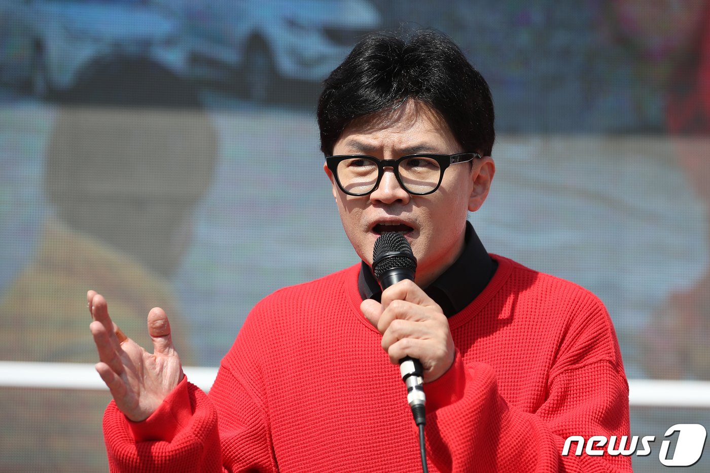 본문 이미지 - 한동훈 국민의힘 총괄선거대책위원장이 7일 대전시 유성구 노은역 광장에서 열린 ‘국민의힘으로 대전살리기' 지원유세에서 대전시 후보들의 지지를 호소하고 있다. 2024.4.7/뉴스1 ⓒ News1 이승배 기자