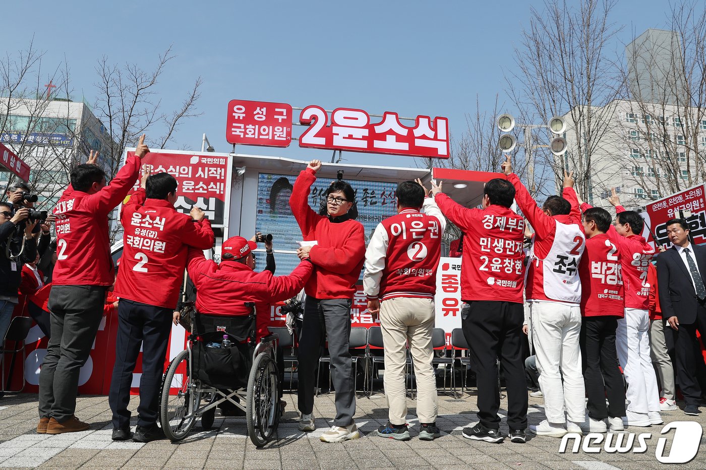 한동훈 국민의힘 총괄선거대책위원장이 7일 대전시 유성구 노은역 광장에서 열린 ‘국민의힘으로 대전살리기&#39; 지원유세에서 대전시 후보들의 지지를 호소하고 있다. 2024.4.7/뉴스1 ⓒ News1 이승배 기자