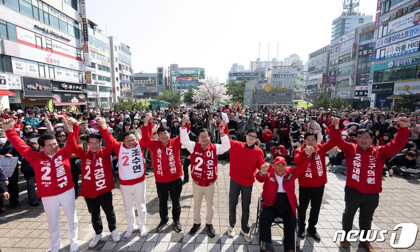 한동훈 국민의힘 총괄선거대책위원장이 7일 대전시 유성구 노은역 광장에서 열린 ‘국민의힘으로 대전살리기&#39; 지원유세에서 대전시 후보들의 지지를 호소하고 있다. &#40;공동취재&#41; 2024.4.7/뉴스1 ⓒ News1 이승배 기자