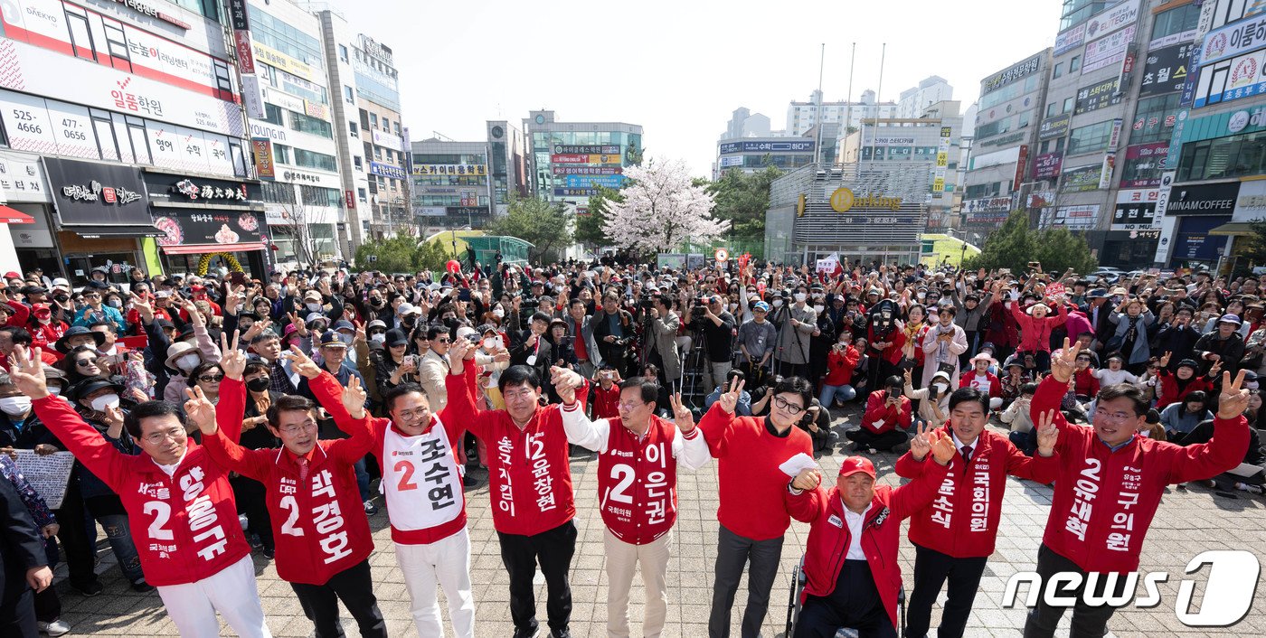 한동훈 국민의힘 총괄선거대책위원장이 7일 대전시 유성구 노은역 광장에서 열린 ‘국민의힘으로 대전살리기&#39; 지원유세에서 대전시 후보들의 지지를 호소하고 있다. &#40;공동취재&#41; 2024.4.7/뉴스1 ⓒ News1 이승배 기자