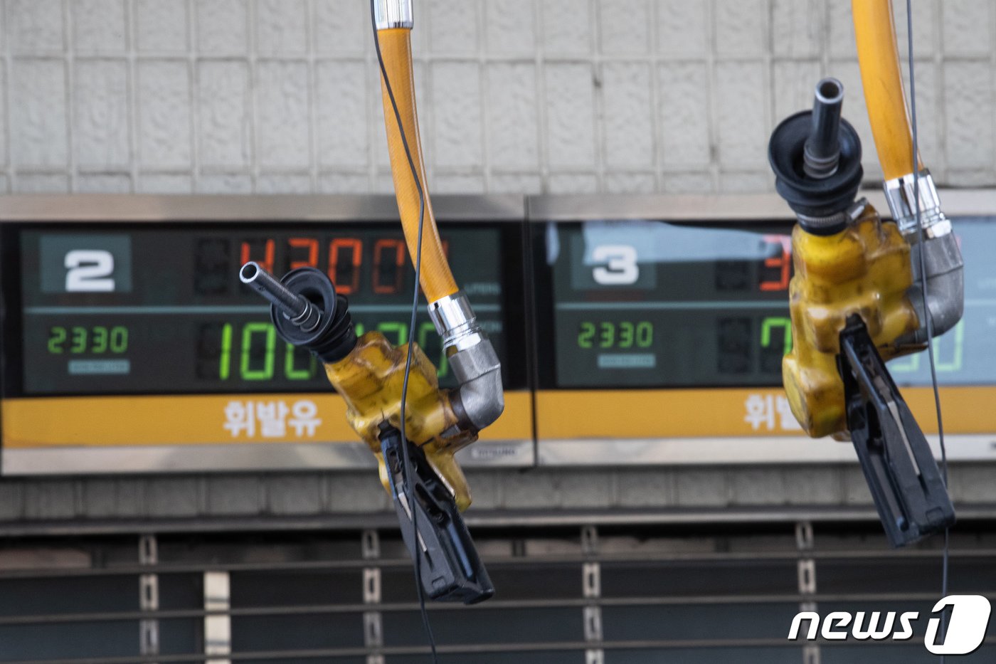 본문 이미지 - 7일 서울시내 한 주유소에 휘발유 주유건이 매달려 있다. 2024.4.7/뉴스1 ⓒ News1 유승관 기자