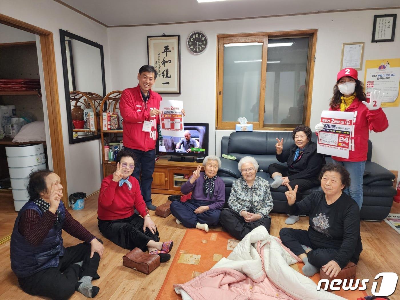 박기훈 의원이 경로당에서 국민의미래 홍보글이 담긴 피켓을 들고 있다&#40;박 의원 페이스북 갈무리&#41;