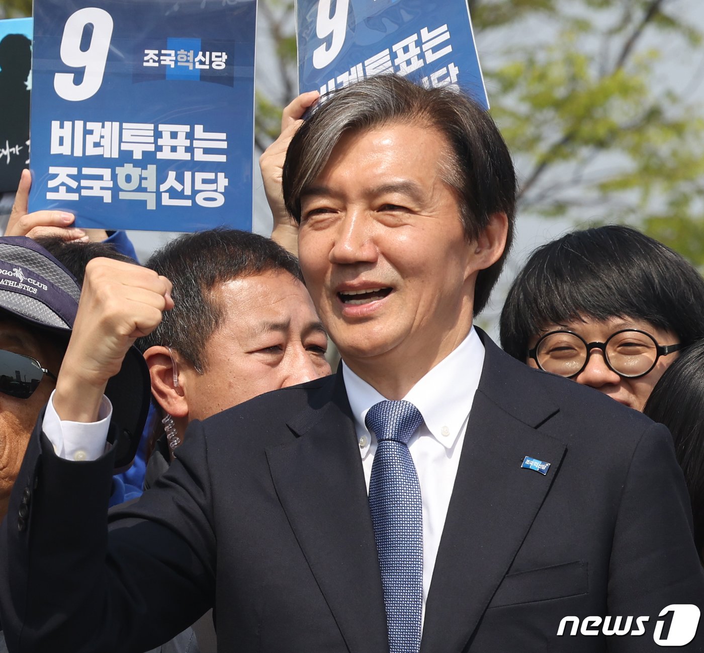 조국 조국혁신당 대표가 7일 서울 영등포구 여의도 한강시민공원에서 시민들을 만나고 있다. 2024.4.7/뉴스1 ⓒ News1 송원영 기자