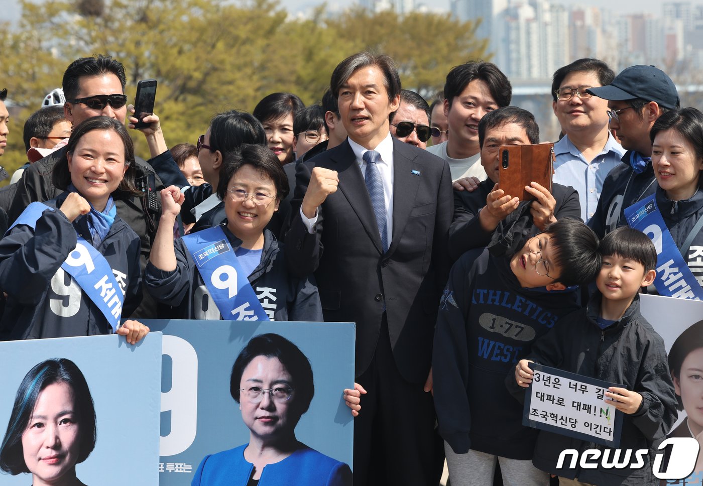 조국 조국혁신당 대표가 7일 서울 영등포구 여의도 한강시민공원에서 시민들을 만나고 있다. 2024.4.7/뉴스1 ⓒ News1 송원영 기자