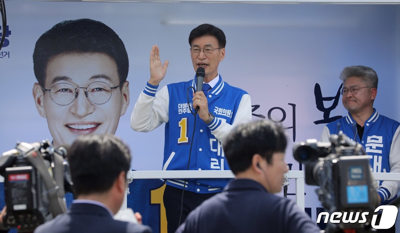 7일 오전 제주시 오일시장 인근에서 제22대 국회의원 선거 제주시갑에 출마한 더불어민주당 문대림 후보가 지지를 호소하고 있다.2024.4.7/뉴스1 ⓒ News1 고동명 기자