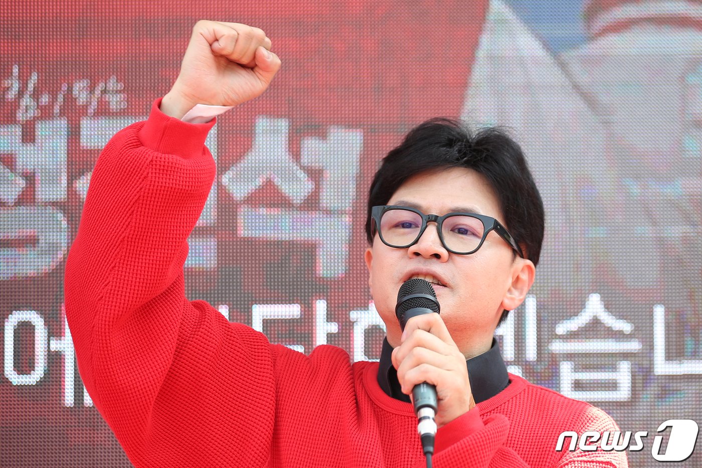 본문 이미지 - 한동훈 국민의힘 총괄선거대책위원장이 7일 충남 공주시 공주대 대학로에서 열린 ‘국민의힘으로 공주 부여 청양살리기’ 지원유세에서 정진석(충남 공주시부여군청양군) 후보에 대한 지지를 호소하고 있다. 2024.4.7/뉴스1 ⓒ News1 이승배 기자