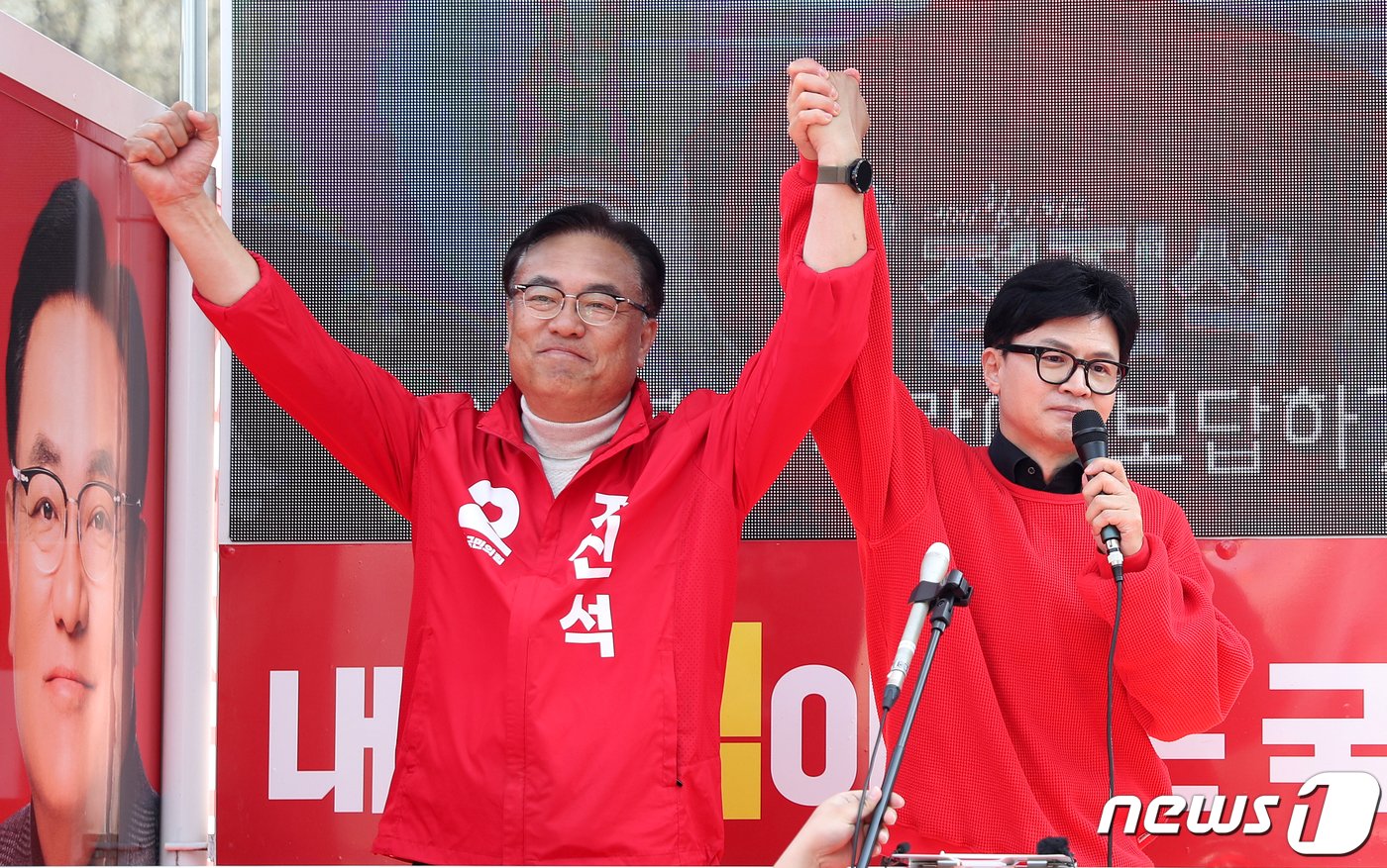본문 이미지 - 한동훈 국민의힘 총괄선거대책위원장이 7일 충남 공주시 공주대 대학로에서 열린 ‘국민의힘으로 공주 부여 청양살리기’ 지원유세에서 정진석(충남 공주시부여군청양군) 후보에 대한 지지를 호소하고 있다. 2024.4.7/뉴스1 ⓒ News1 이승배 기자