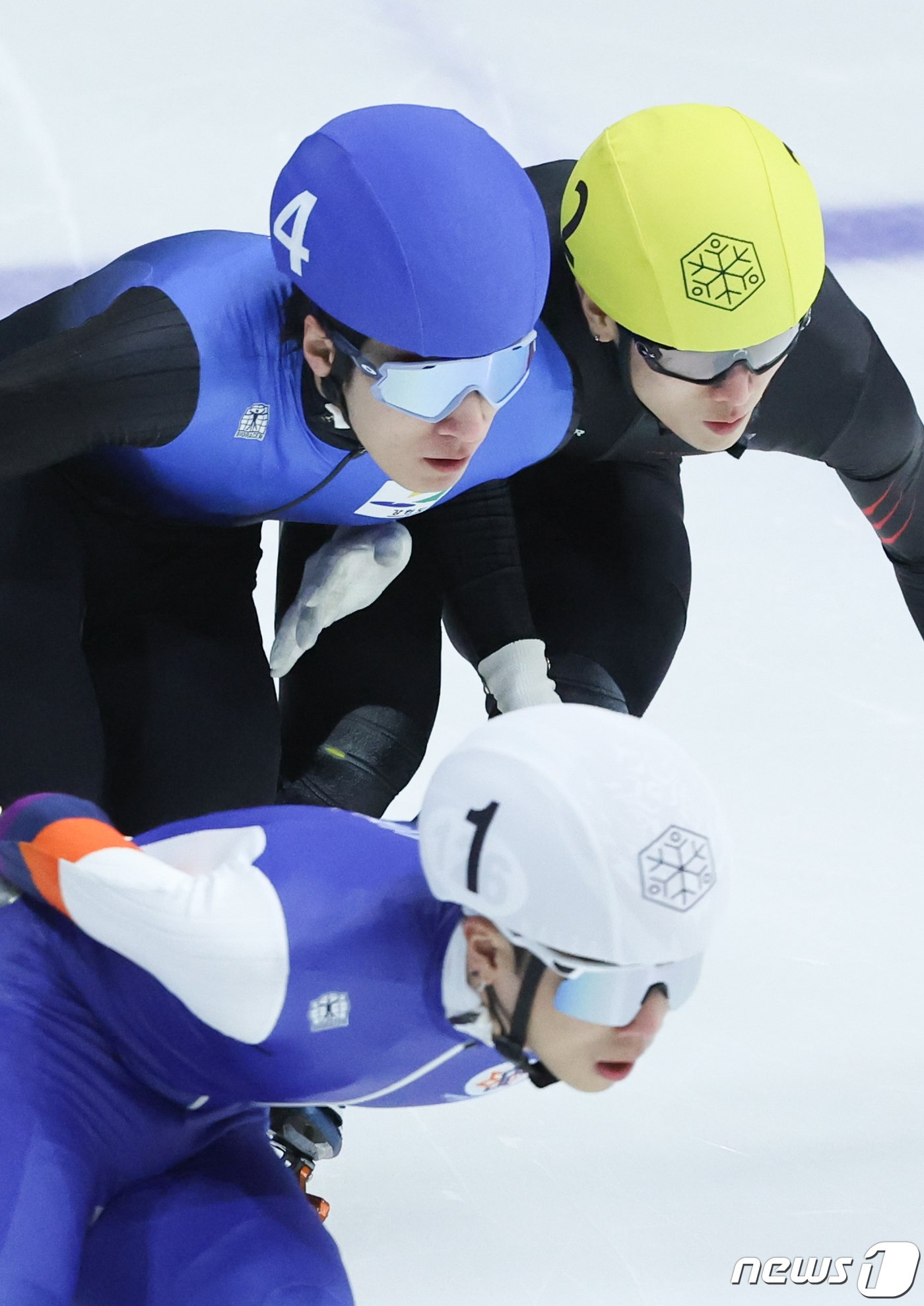 황대헌&#40;파란색 헬멧·강원도&#41;이 7일 오후 서울 양천구 목동실내빙상장에서 열린 &#39;2024-2025시즌 쇼트트랙 국가대표 1차 선발대회&#39; 1000m 예선에서 역주하고 있다. 이날 경기에서 황 선수는 직선 구간에서 박노원&#40;노란색 헬멧·화성시청&#41;에게 직선 구간에서 공간을 내주지 않아 패널티 실격 처리 됐다. 2024.4.7/뉴스1 ⓒ News1 이재명 기자