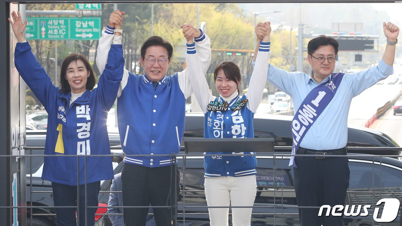 본문 이미지 - 이재명 더불어민주당 대표가 7일 오후 서울 서초구 양재역 인근에서 김한나 서울 서초갑 후보, 홍익표 서울 서초을 후보, 박경미 서울 강남병 후보와 함께 지지를 호소하고 있다. 2024.4.7/뉴스1 ⓒ News1 임세영 기자