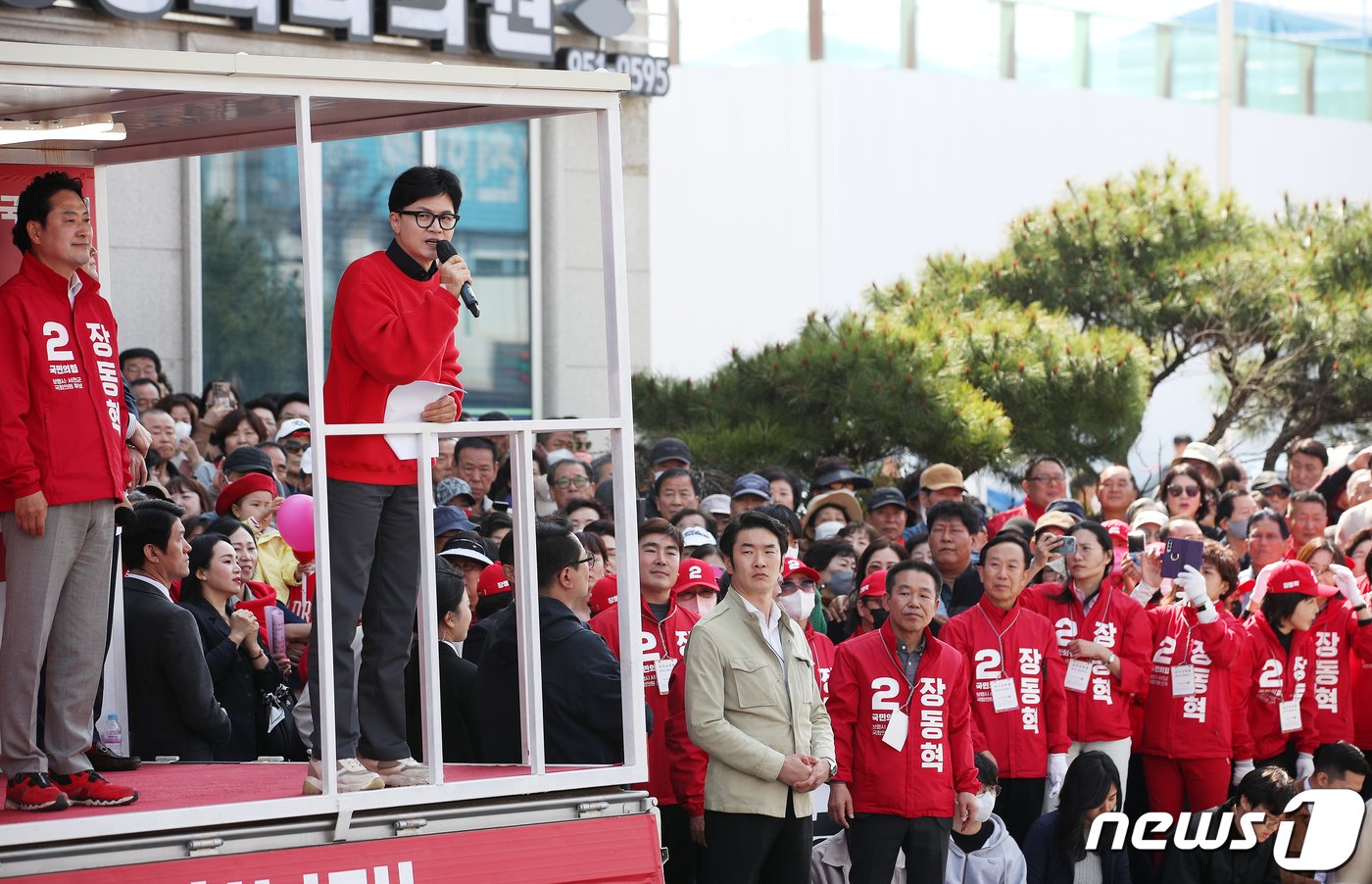 본문 이미지 - 한동훈 국민의힘 총괄선거대책위원장이 7일 충남 서천군 서천특화시장에서 열린 ‘국민의힘으로 보령 서천살리기’ 지원유세에서 장동혁(충남 보령시서천군) 후보에 대한 지지를 호소하고 있다. 2024.4.7/뉴스1 ⓒ News1 이승배 기자