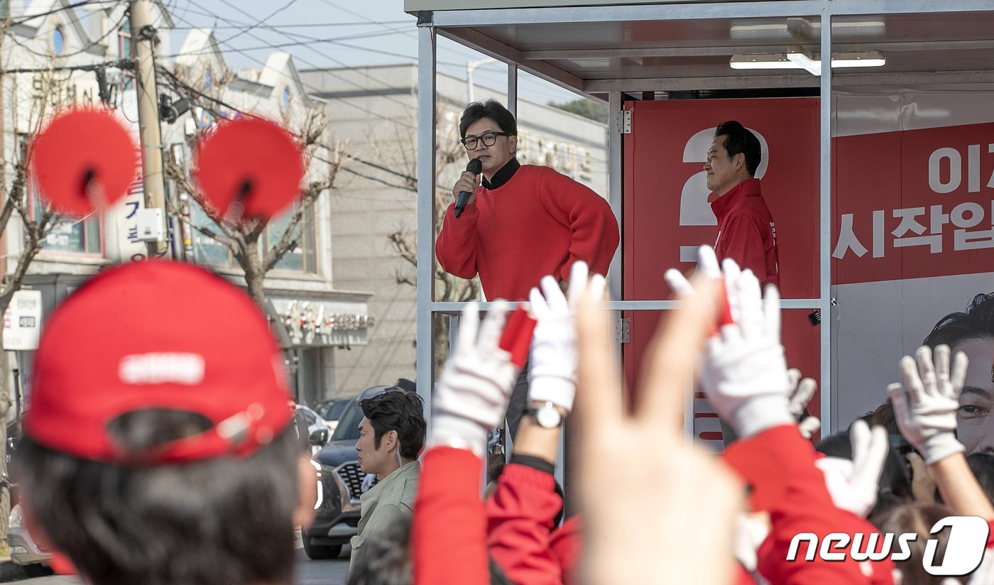 본문 이미지 - 한동훈 국민의힘 총괄선거대책위원장이 7일 충남 서천군 서천특화시장에서 열린 ‘국민의힘으로 보령 서천살리기’ 지원유세에서 장동혁(충남 보령시서천군) 후보에 대한 지지를 호소하고 있다. 2024.4.7/뉴스1 ⓒ News1 이승배 기자
