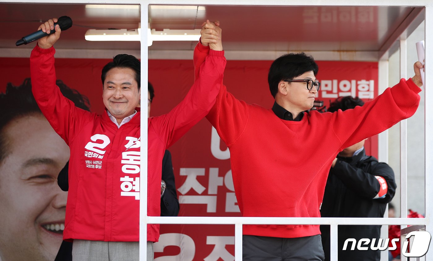 본문 이미지 - 한동훈 국민의힘 총괄선거대책위원장이 7일 충남 서천군 서천특화시장에서 열린 ‘국민의힘으로 보령 서천살리기’ 지원유세에서 장동혁(충남 보령시서천군) 후보에 대한 지지를 호소하고 있다. 2024.4.7/뉴스1 ⓒ News1 이승배 기자