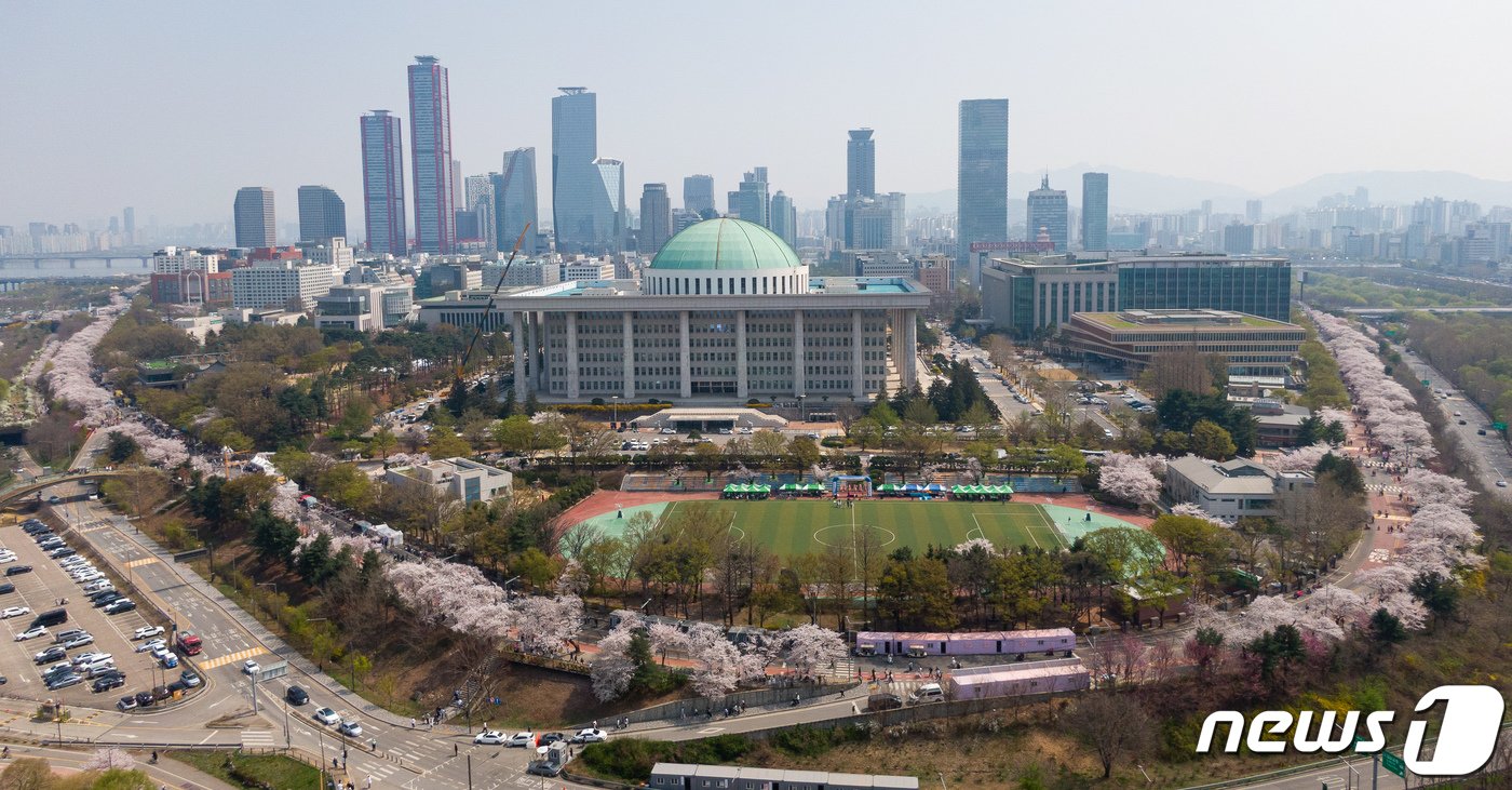 주말인 7일 서울 영등포구 여의서로&#40;윤중로&#41;를 찾은 상춘객들이 만개한 벚꽃 아래를 거닐며 봄을 만끽하고 있다. 2024.4.7/뉴스1 ⓒ News1 유승관 기자