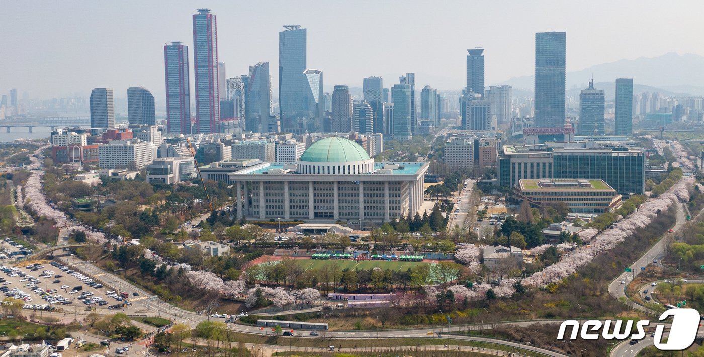 주말인 7일 서울 영등포구 여의서로&#40;윤중로&#41;를 찾은 상춘객들이 만개한 벚꽃 아래를 거닐며 봄을 만끽하고 있다. 2024.4.7/뉴스1 ⓒ News1 유승관 기자