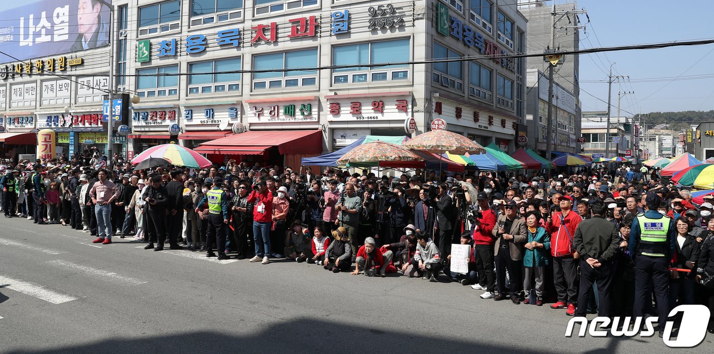 7일 충남 서천군 서천특화시장에서 열린 ‘국민의힘으로 보령 서천살리기’에서 유권자들이 한동훈 총괄선대위원장의 유세를 지켜보고 있다. 2024.4.7/뉴스1 ⓒ News1 이승배 기자