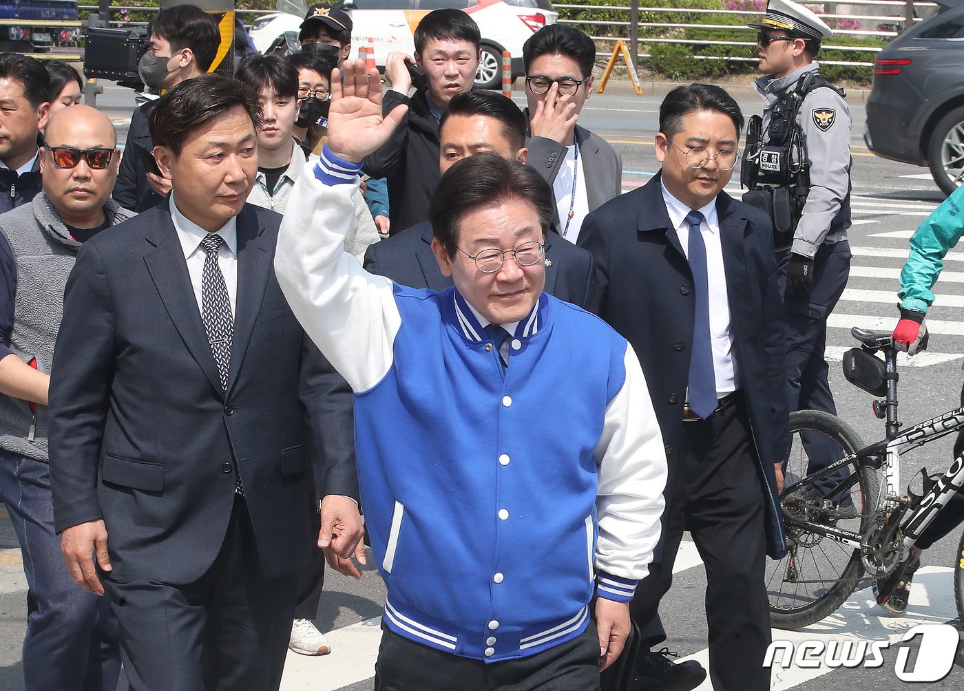 이재명 더불어민주당 대표가 7일 오후 서울 서초구 양재역 인근에서 시민들에게 손을 흔들고 있다. 2024.4.7/뉴스1 ⓒ News1 임세영 기자