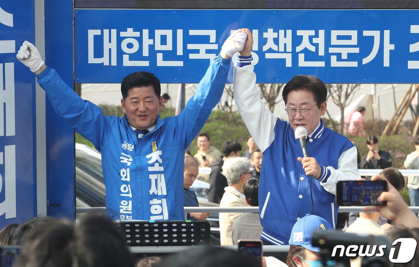 이재명 더불어민주당 대표가 7일 오후 서울 송파구 석촌호수 인근에서 조재희 서울 송파갑 후보의 지지를 호소하고 있다. 2024.4.7/뉴스1 ⓒ News1 임세영 기자