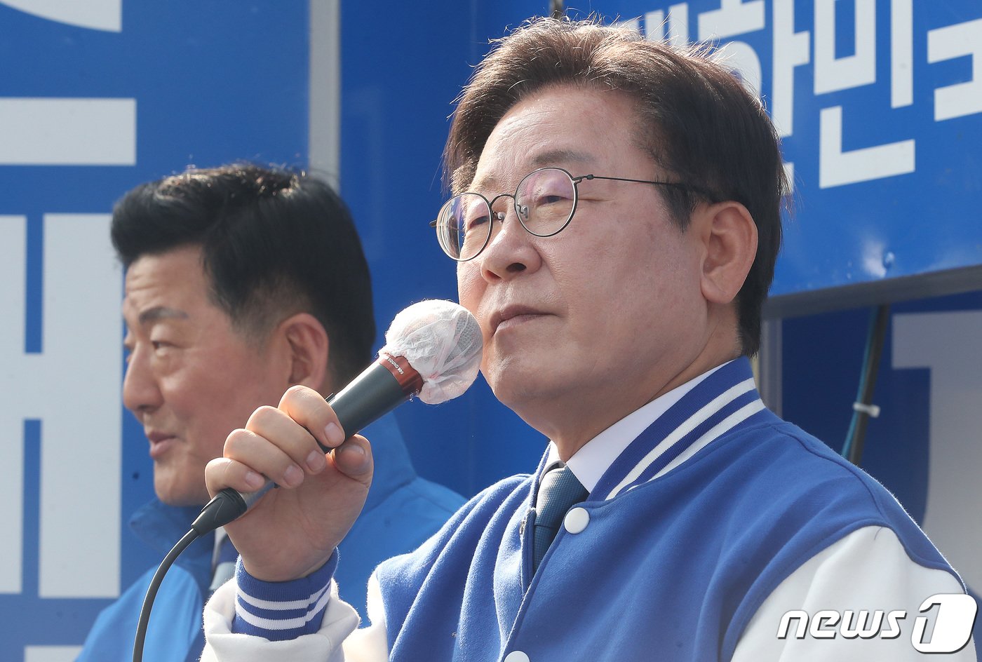 본문 이미지 - 이재명 더불어민주당 대표가 7일 오후 서울 송파구 석촌호수 인근에서 조재희 서울 송파갑 후보의 지지를 호소하고 있다. 2024.4.7/뉴스1 ⓒ News1 임세영 기자