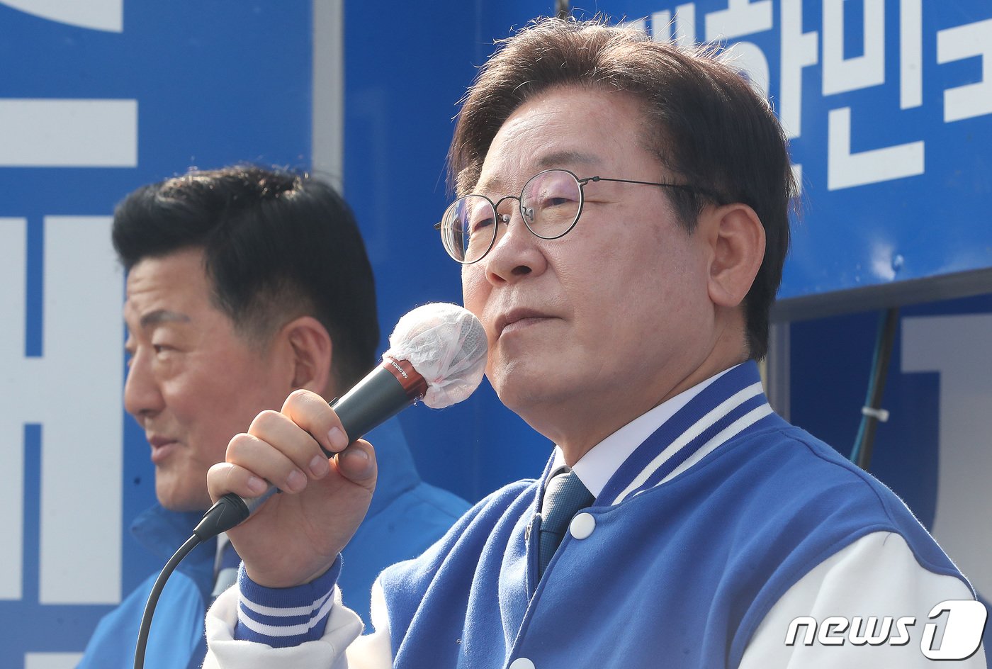 이재명 더불어민주당 대표가 7일 오후 서울 송파구 석촌호수 인근에서 조재희 서울 송파갑 후보의 지지를 호소하고 있다. 2024.4.7/뉴스1 ⓒ News1 임세영 기자