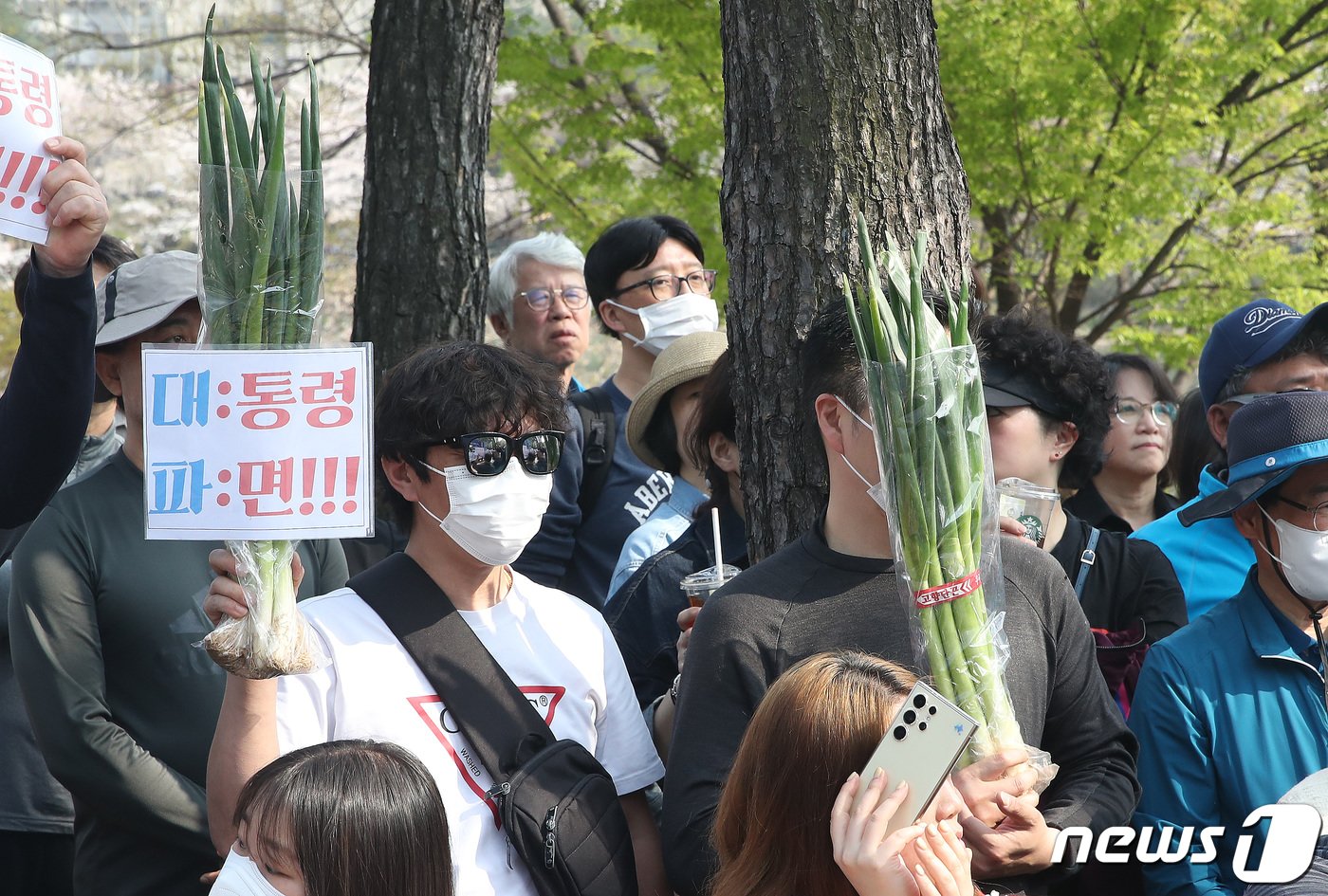 본문 이미지 - 7일 오후 서울 송파구 석촌호수 인근에서 열린 이재명 더불어민주당 대표의 조재희 서울 송파갑 후보 지원유세에서 지지자들이 대파를 들고 있다. 2024.4.7/뉴스1 ⓒ News1 임세영 기자