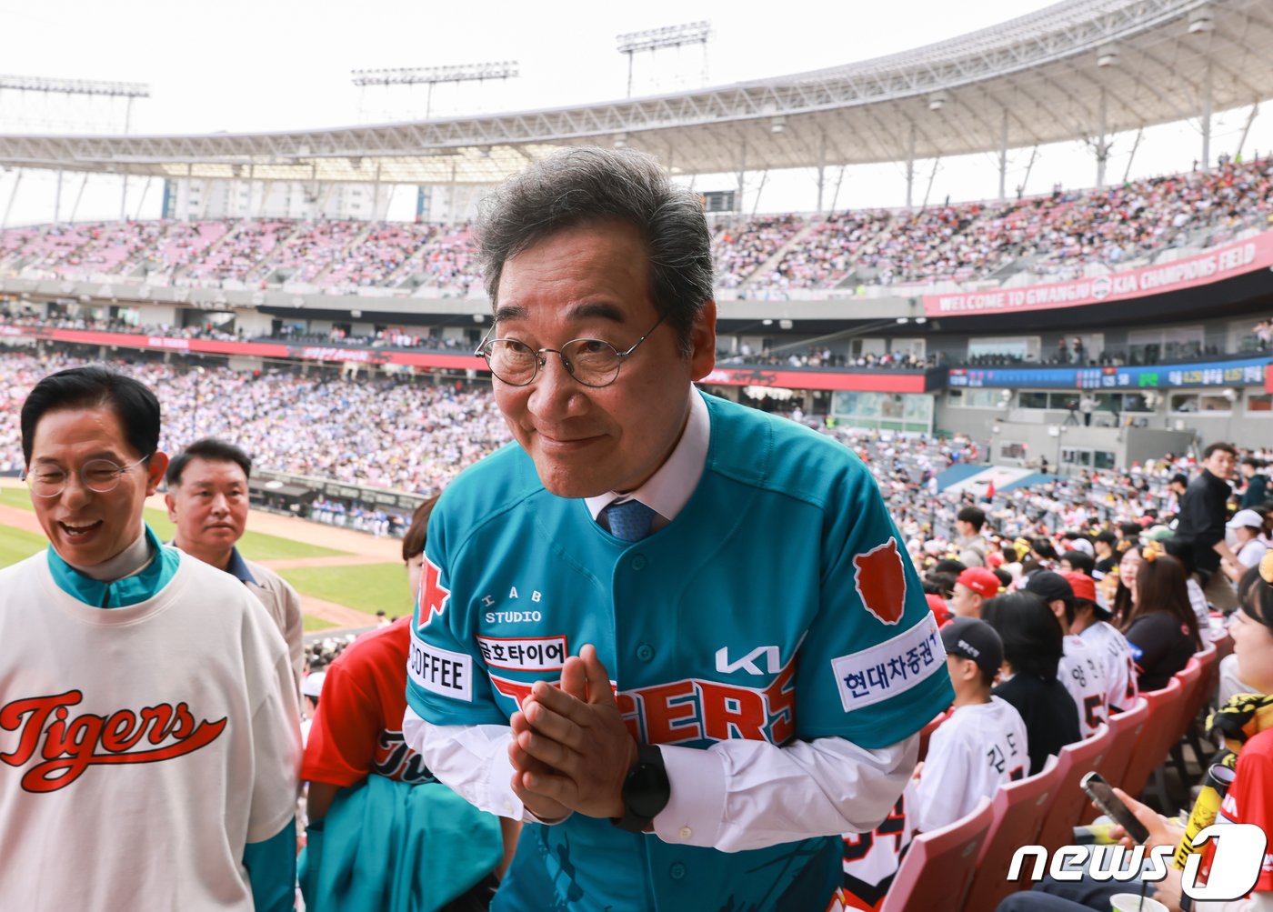 본문 이미지 - 이낙연 새로운미래 광주 광산을 국회의원 후보가 7일 광주KIA챔피언스필드를 찾아 야구팬들을 만나고 있다.(새로운미래 제공)2024.4.7/뉴스1 ⓒ News1 박준배 기자