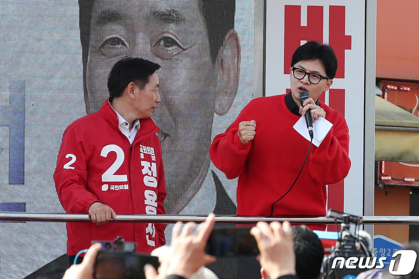 본문 이미지 - 한동훈 국민의힘 총괄선거대책위원장이 7일 충남 당진시 당진시장 오거리에서 열린 ‘국민의힘으로 당진살리기’ 지원유세에서 정용선(충남 당진시) 후보에 대한 지지를 호소하고 있다. 2024.4.7/뉴스1 ⓒ News1 이승배 기자