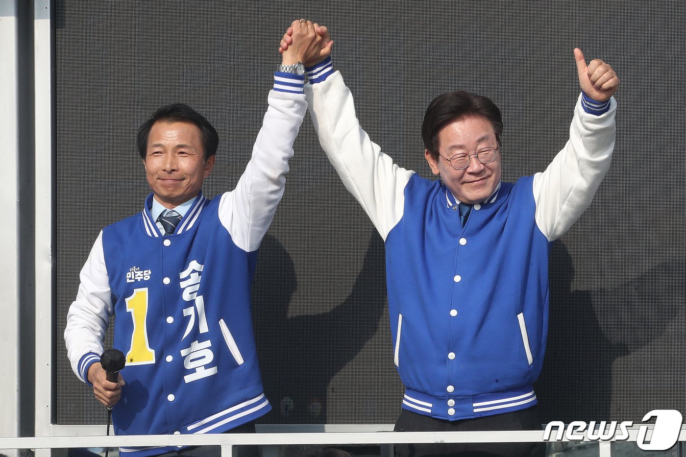 본문 이미지 - 이재명 더불어민주당 대표가 7일 오후 서울 송파구 석촌동주민센터 앞에서 송기호 서울 송파을 후보의 지지를 호소하고 있다. 2024.4.7/뉴스1 ⓒ News1 임세영 기자
