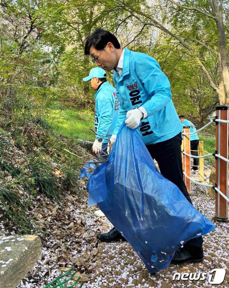 윤민호 진보당 광주 북구을 후보가 7일 선거운동원들과 함께 삼각동 행정복지센터 뒤편 산책로 환경 정화활동을 하고 있다.&#40;윤민호캠프 제공&#41;2024.4.7/뉴스1 