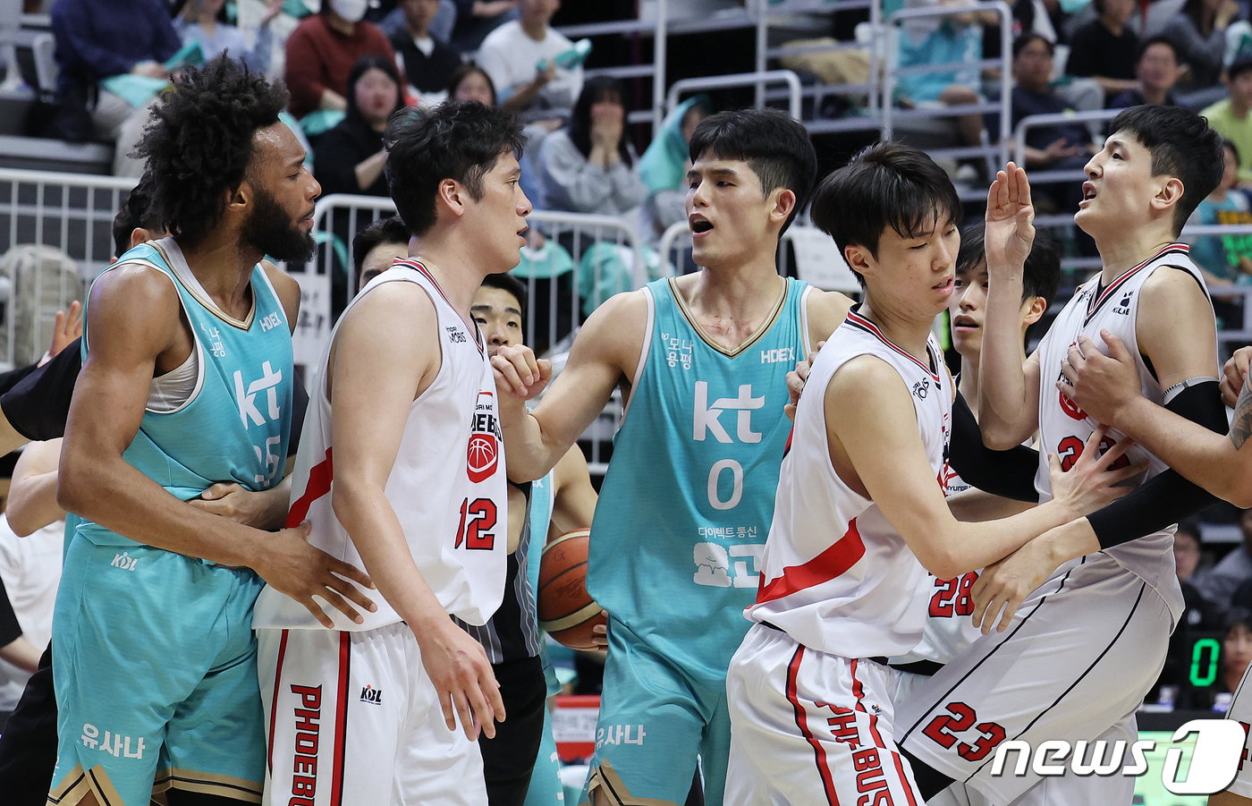 (수원=뉴스1) 이재명 기자 = 7일 오후 경기도 수원시 권선구 수원KT소닉붐아레나에서 열린 '2023-2024 정관장 프로농구' 6강 플레이오프 2차전 수원 KT와 울산 현대모비 …