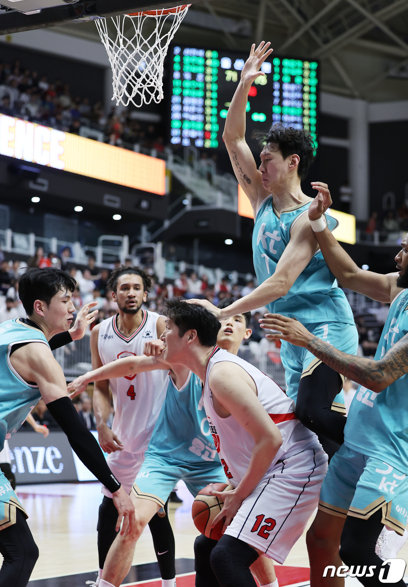(수원=뉴스1) 이재명 기자 = 7일 오후 경기도 수원시 권선구 수원KT소닉붐아레나에서 열린 '2023-2024 정관장 프로농구' 6강 플레이오프 2차전 수원 KT와 울산 현대모비 …