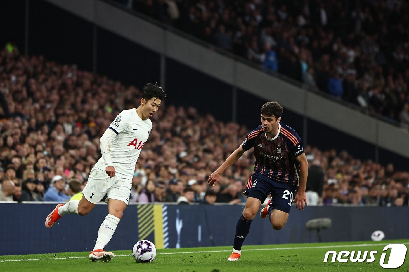 본문 이미지 - 노팅엄전 결승 골을 도우며 맨 오브 더 매치에 뽑힌 손흥민(왼쪽). ⓒ AFP=뉴스1