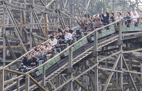 부산 한 놀이공원서 롤러코스터 5분간 멈춤 사고…원인 조사중